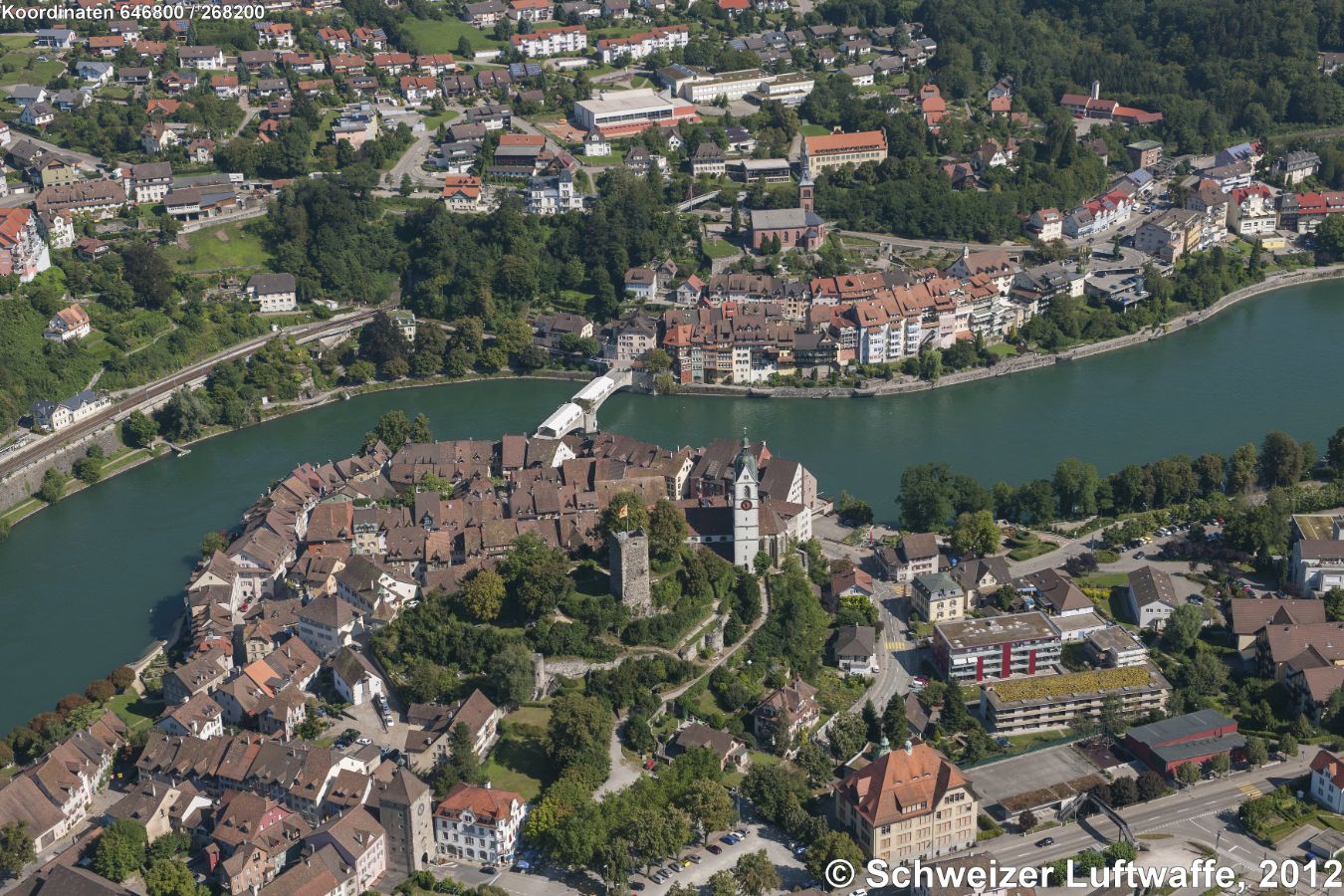 Schweizerisches und Deutsches Laufenburg, Altstadt. Anfangs des 20. Jhd wurde mit dem Kraftwerksbau ein Teil der Engstelle des Rheins weggesprengt und der Fluss 10 Meter hoch gestaut. Dadurch verschwand die 